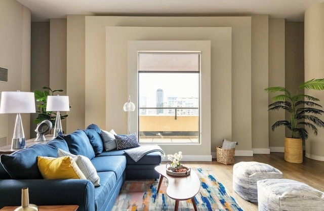 DTown Penthouse 2bd +Parking, Gym, Pvt Patio, Pool