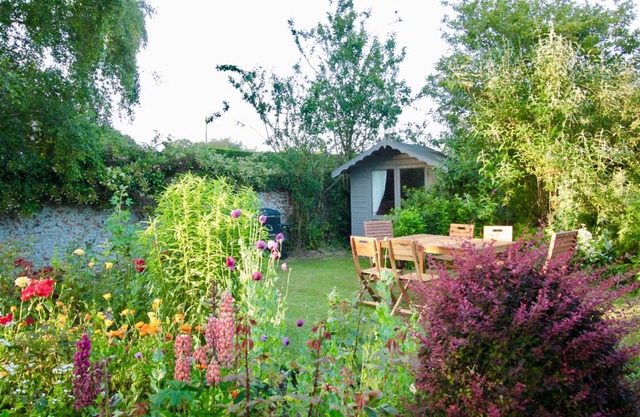 Duck Cottage - Grade II Listed cottage, village location, nr Holt