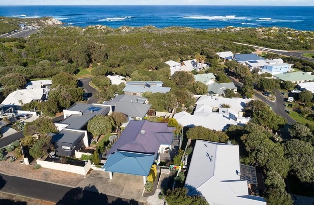 Dunescape Beach House (Great family house/suit couples and Pet friendly)