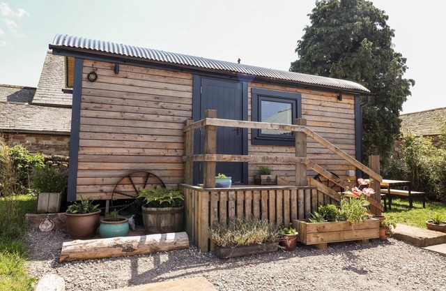 DUNFELL SHEPHERD'S HUT, pet friendly in Appleby-In-Westmorland