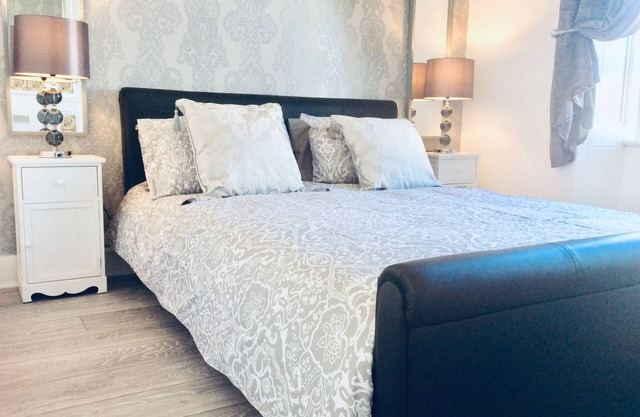 DUNOON - TOWN CENTER PRIVATE LUXURY HOLIDAY HOME APARTMENT, FULLY EQUIPPED,WIFI.
