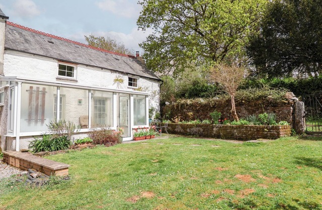 DUNRIDGE COTTAGE, pet friendly, with open fire in Horrabridge