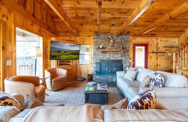 DunRovin-Open for Bookings! LOW RATES-6 BR, Private, Hot Tub, Wi-Fi, AC