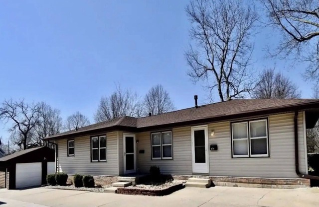 Duplex 2 Beds 1 bath Unit WiFi ,Heat & AC in Bloomington Illinois