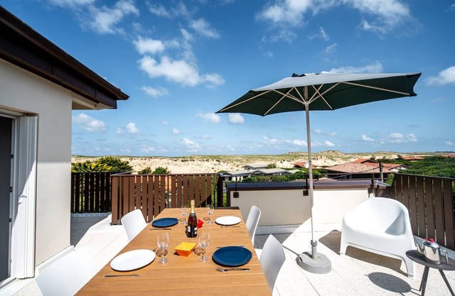 Duplex for 5 persons between lake and ocean, facing Graviere beach