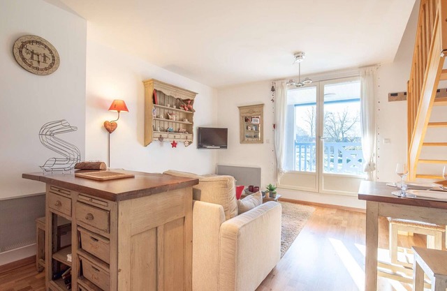 Duplex for 6 with Balcony, Private Parking, and Ski Locker in Bourisp