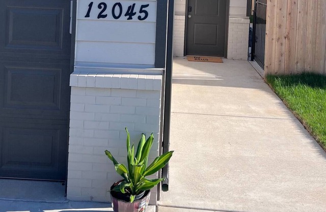 Duplex just minutes from the airport, zoo, shopping and dining
