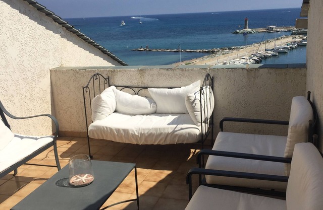 Duplex * panoramic sea/mountain terrace, feet in the water, with parking