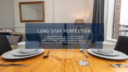 Dwellcome Home Ltd 4 King Bedroom Townhouse, Free Parking, Fast WIFI, Fully Equipped Kitchen, 15 min drive to Nissan, 20 min to Newcastle Sunderland, Ideal for Long Term Contractor etc Stays, Regular Housekeeping Option - See Our Site for Assurance