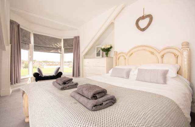 DWELLCOME HOME Ltd FIVE Bedroom Townhouse 3 kings, 2 dbles, sm dble, single ✪