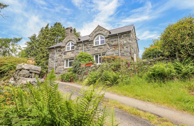 DWYNANT, pet friendly, character holiday cottage in Dolgellau