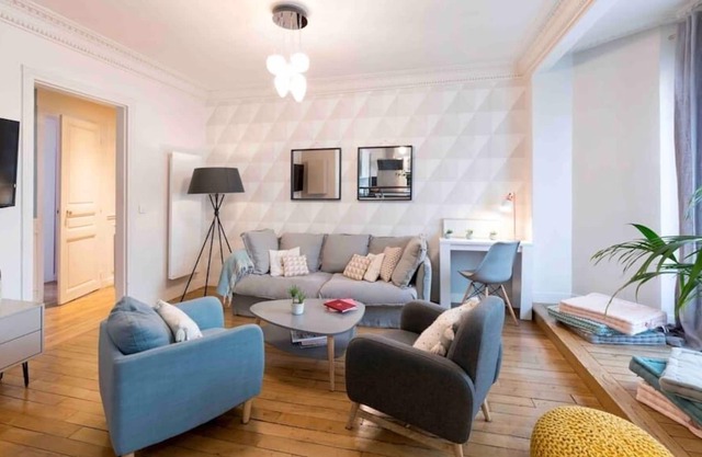 DYNAMIC HOUSE * 2 bdr - 1 ba - Aircon - Balcony - Metro