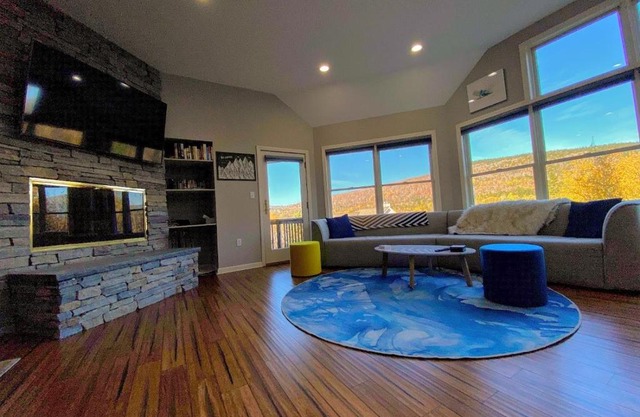 E7 Sunny Bretton Woods private home next to the slopes of Bretton Woods Hot Tub, Wifi