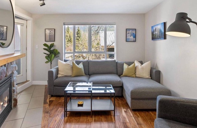 Eagle Lodge 238 Quiet updated Village condo.