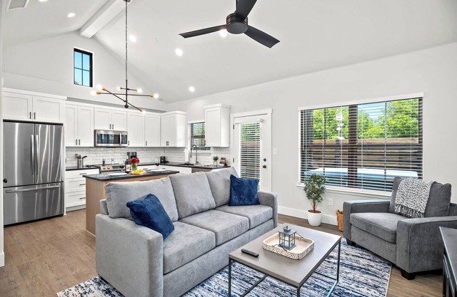 Eagle's Hub 104 - Hot Tub, 5 Min to Main