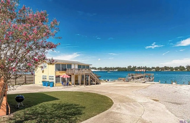 EAGLES NEST #4 AT THE VILLAS, A COZY EFFICIENCY. BEAUTIFUL VIEWS OF FALSE RIVER.