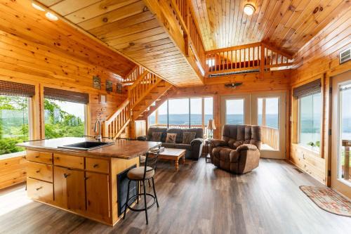 Eagles Nest Cabin with a private hot tub