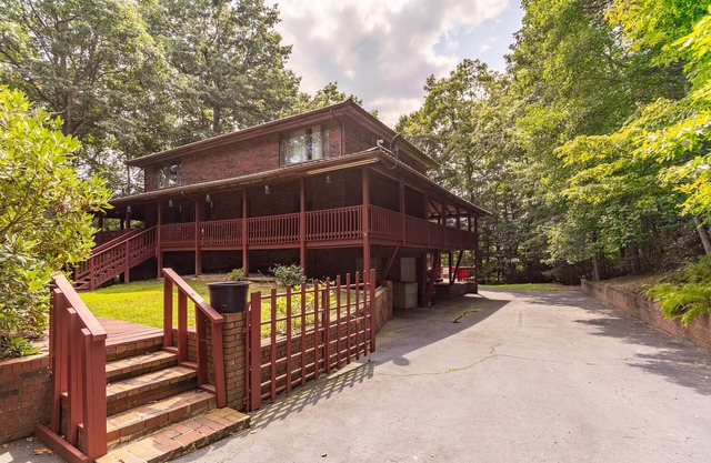 Eagles Rest - Quiet area with hot tub, pets welcome!