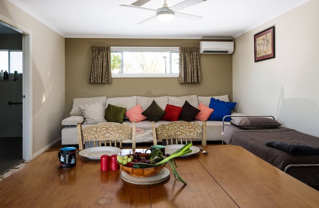 Earth Studio with shared kitchen, short drive to Zoo, rural setting