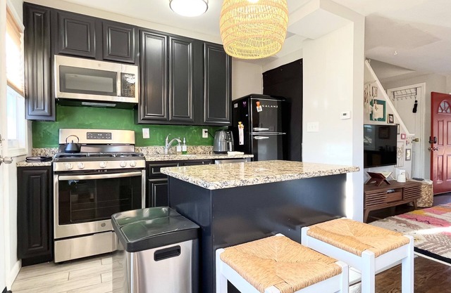 East Boundary Stone 3BR/2BA Townhome - Free St. Parking