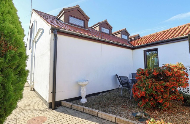 EAST COTTAGE, pet friendly, with a garden in Rillington