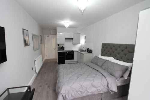East London 1-Bed Studio Sleeps 2 4 mins to Tube