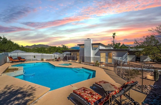 East Tucson/Pool & Hot Tub/Sleep 7/3BR/2BA