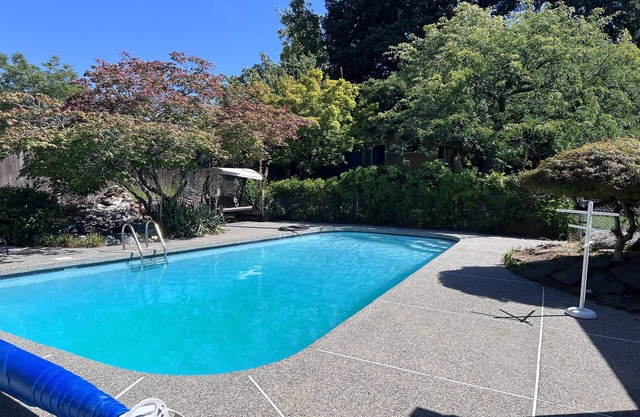 East Wenatchee Oasis ~ Heated Pool, Hot Tub, Views, Trail Access