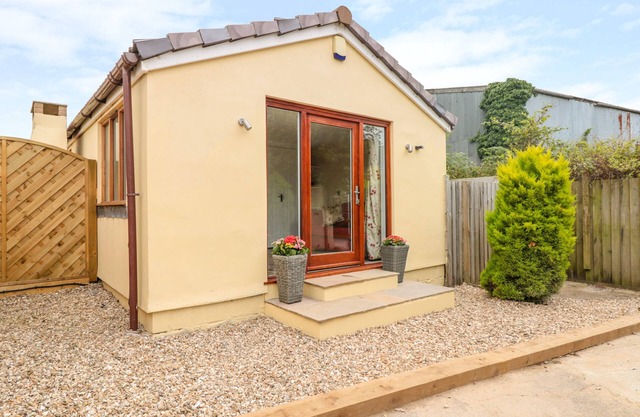 EASTDOWN ANNEXE, pet friendly, character holiday cottage in Dartmouth