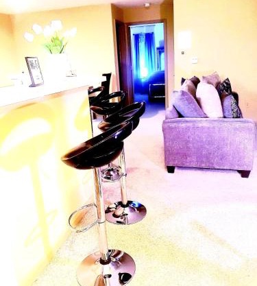 Easy Access 2beds,1bt luxury kingbed with pool sleeps 4