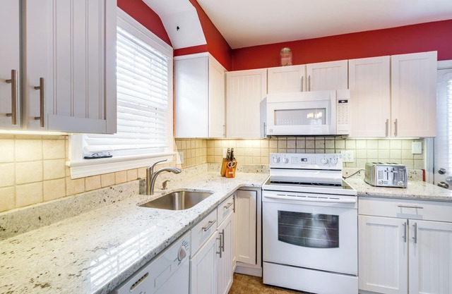 Easy Access to Dtwn DC: Hyattsville Home!
