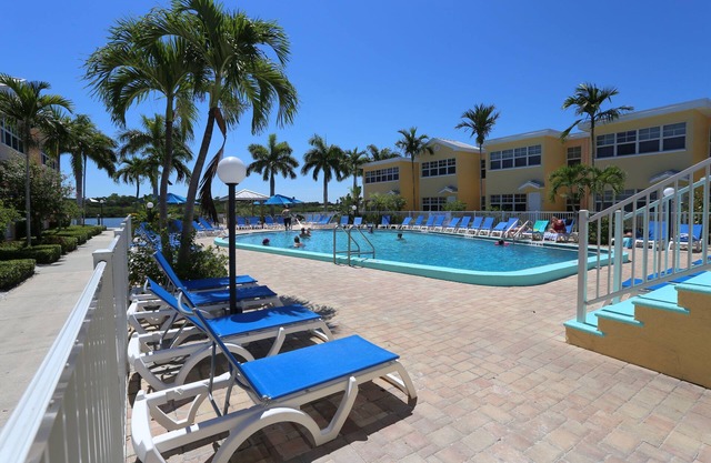 Easy Beach Access-Barefoot On The Shores I