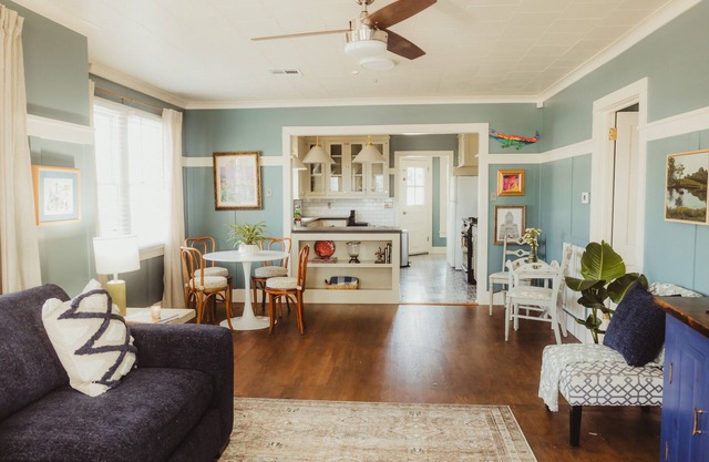 Easy walk to UL, Downtown, Girard park, and multiple music venues. Pet friendly!