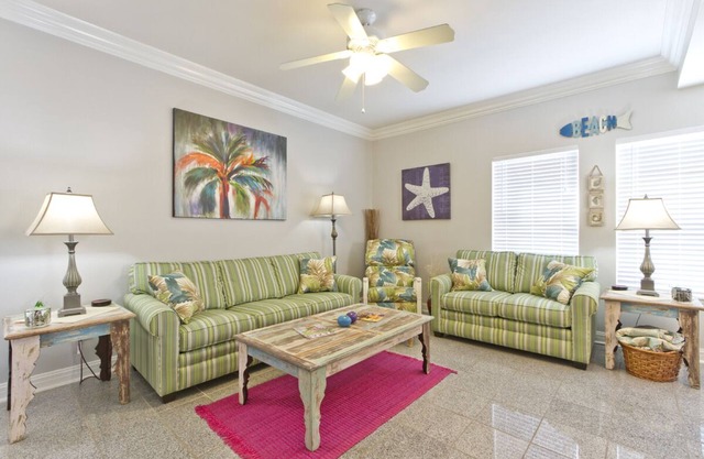 Easy Walk To The Beach Newly Remodeled 1 BR 1 BA Sleeps 4 Wi-Fi, Pool