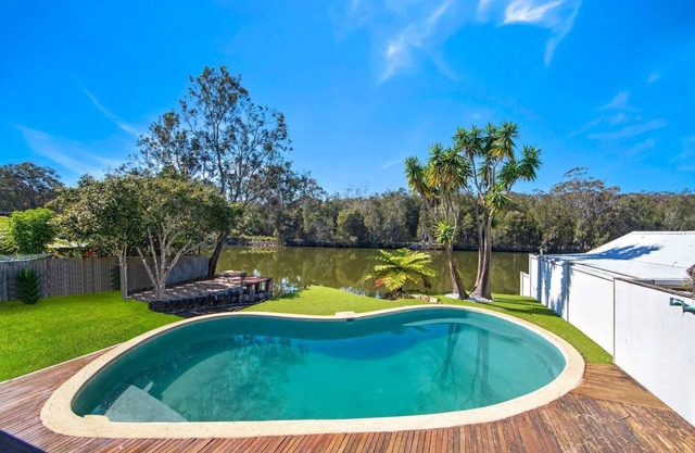 Easygoing Poolside Relaxation on Wyong River