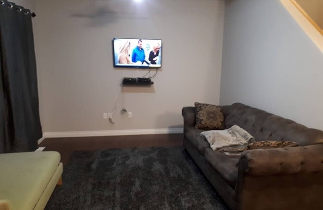 Eazi House : Spacious 5 Bedroom House