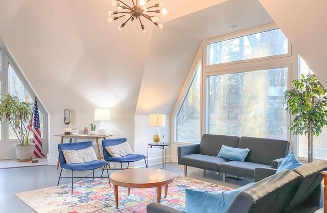 Eccentric Geodesic Dome-Home Near Downtown Hville