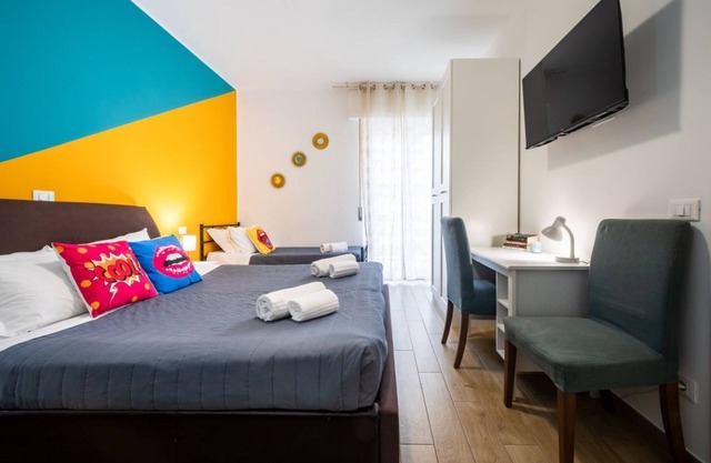 Eclectic Pop Art Dwelling for 8 pax | self check-in