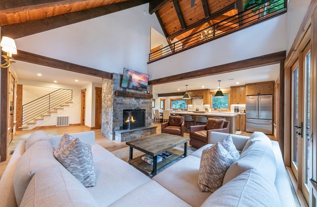 Eclipse Luxury at Tahoe Park by Tahoe Getaways - Hot Tub w/Fenced Yard & Steps to Private Beach