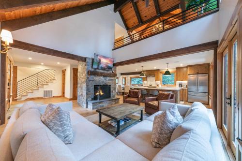 Eclipse Retreat at Tahoe Park - Hot Tub - Fenced Yard & steps to HOA Access