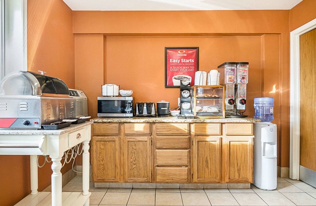 Econo Lodge Hays I-70