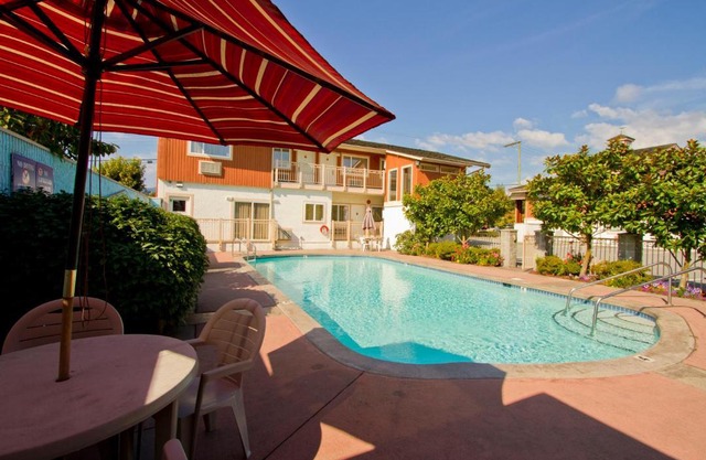 Econo Lodge Inn & Suites