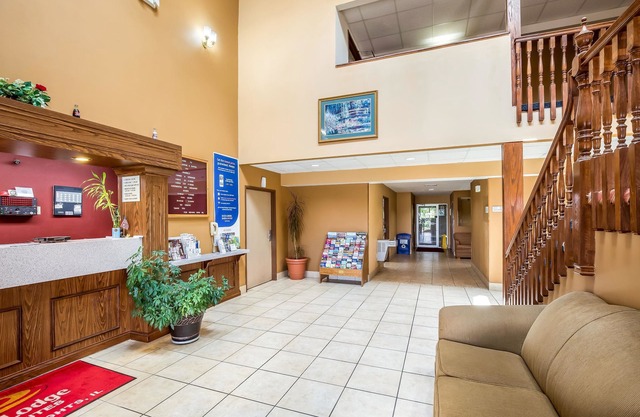Econo Lodge Inn & Suites Fairview Heights - St. Louis