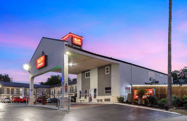 Econo Lodge Inn & Suites Near Lackland AFB