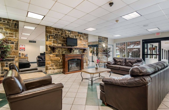 Econo Lodge Inn & Suites Chambersburg Central