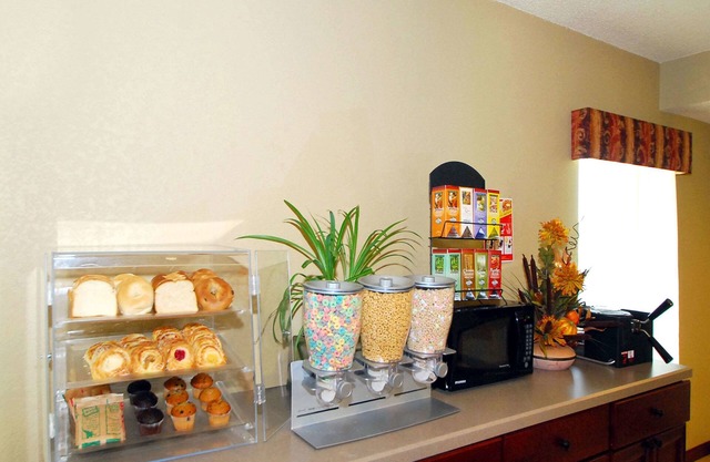 Econo Lodge Inn & Suites