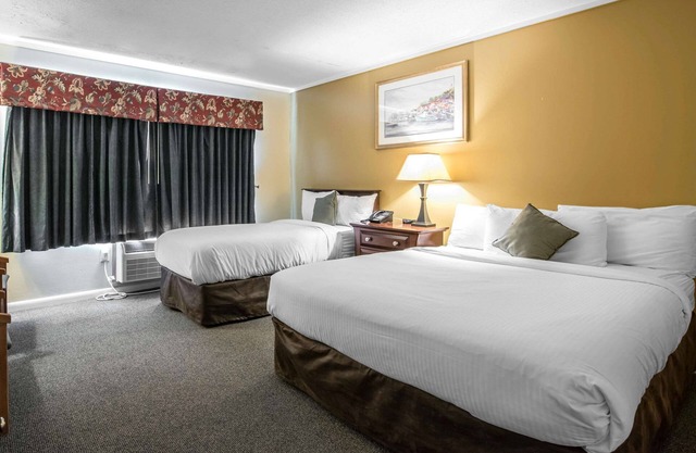 Econo Lodge Inn & Suites