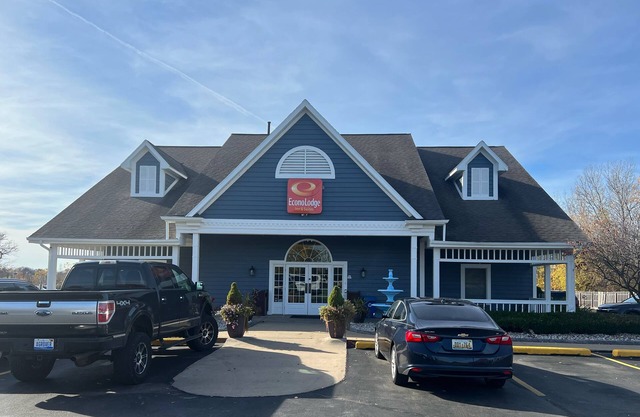 Econo Lodge & Suites Grand Rapids Airport