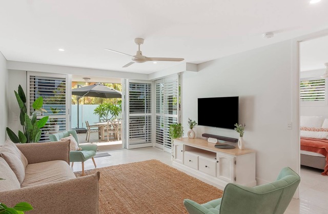 Eden Apartments Unit 101 Modern unit easy walk to beaches, clubs and shops, Wi-Fi Inc.