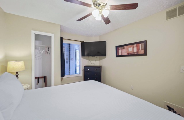 Edgewater Inn | Cozy Lakefront Escape | Pool, Hot Tub, Sauna | Full Kitchen